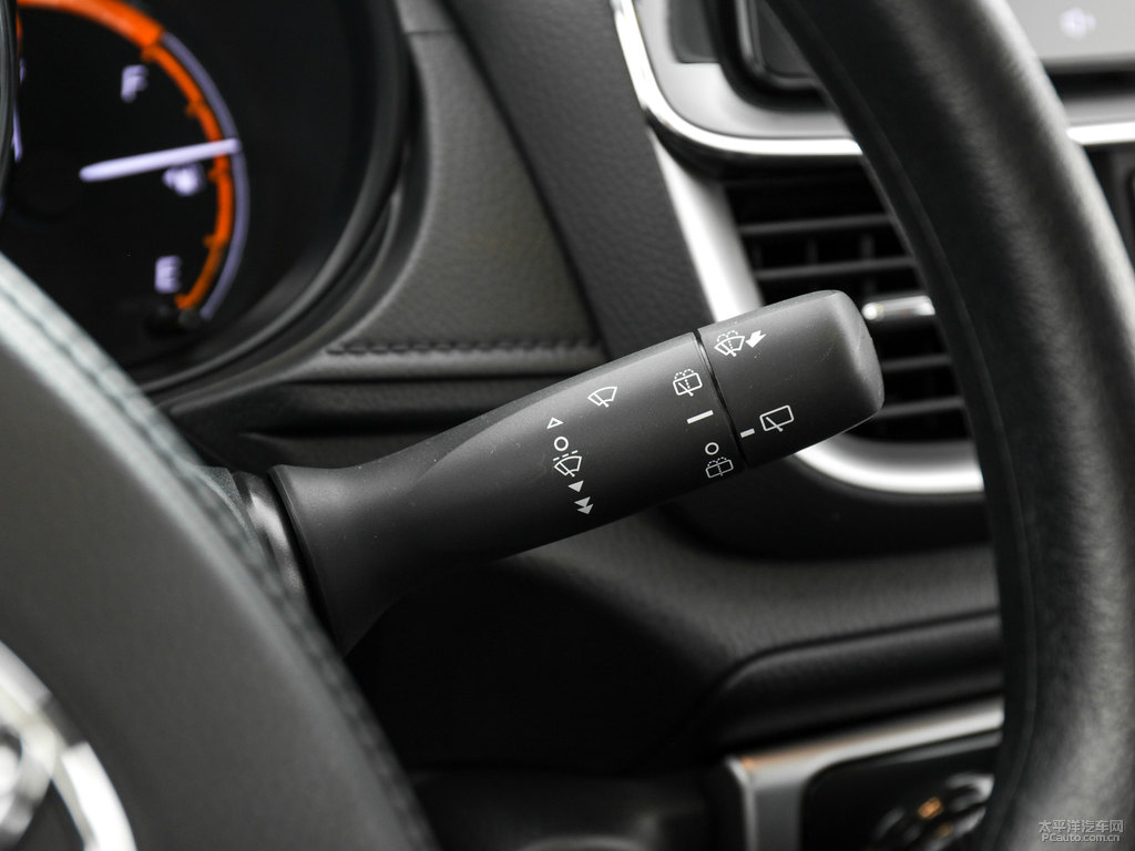 閃電橙YARiS L 致炫X中控內(nèi)飾圖片
