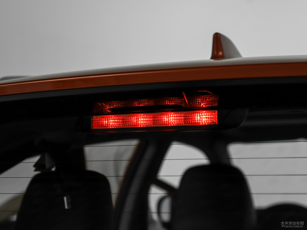 閃電橙YARiS L 致炫X車尾外觀圖片