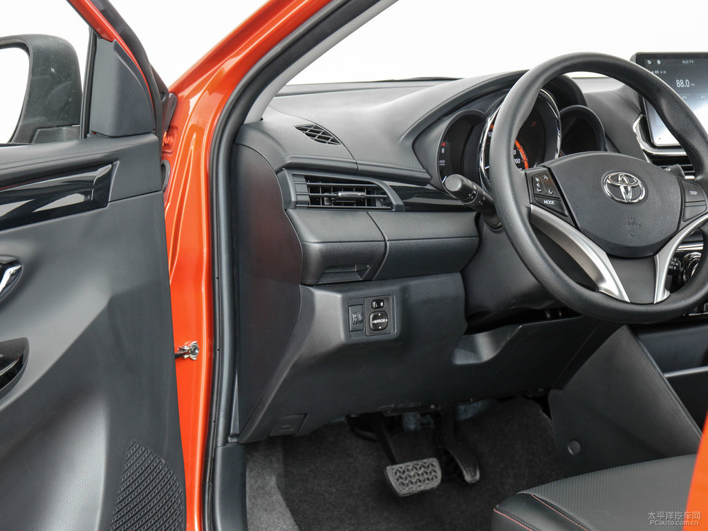 閃電橙YARiS L 致炫X中控內(nèi)飾圖片