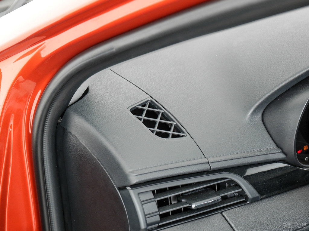 閃電橙YARiS L 致炫X中控內(nèi)飾圖片