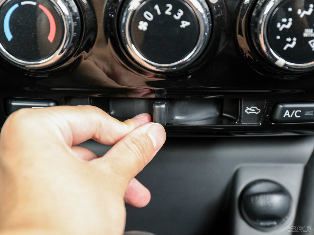 閃電橙YARiS L 致炫X中控內(nèi)飾圖片