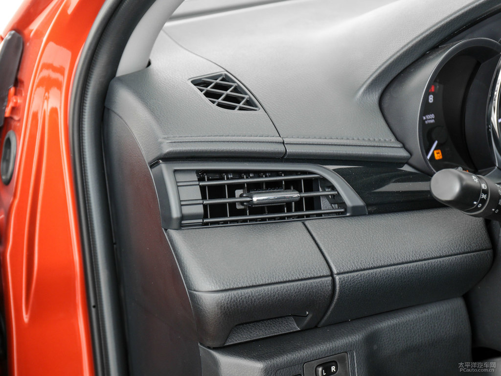 閃電橙YARiS L 致炫X中控內(nèi)飾圖片