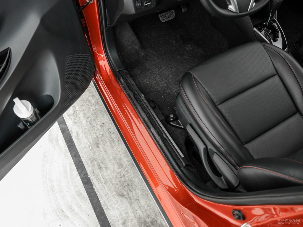 閃電橙YARiS L 致炫X車廂內(nèi)飾圖片