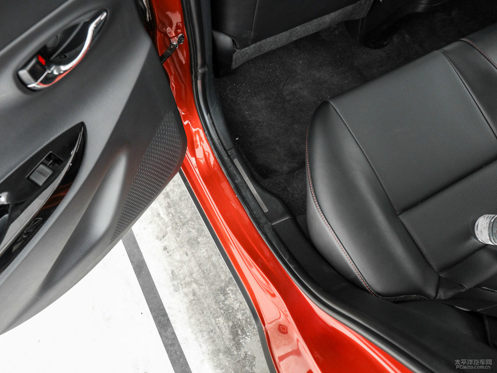閃電橙YARiS L 致炫X車廂內(nèi)飾圖片
