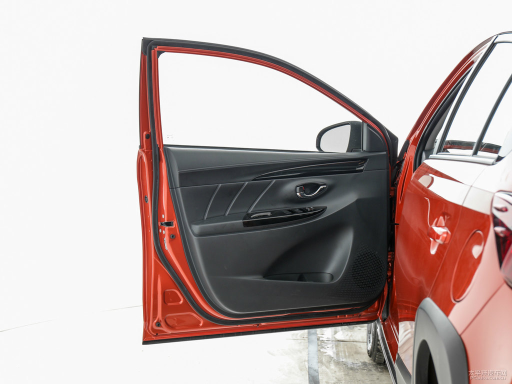 閃電橙YARiS L 致炫X車廂內飾圖片
