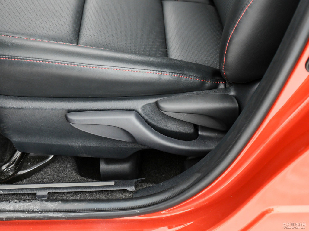 閃電橙YARiS L 致炫X座椅內(nèi)飾圖片