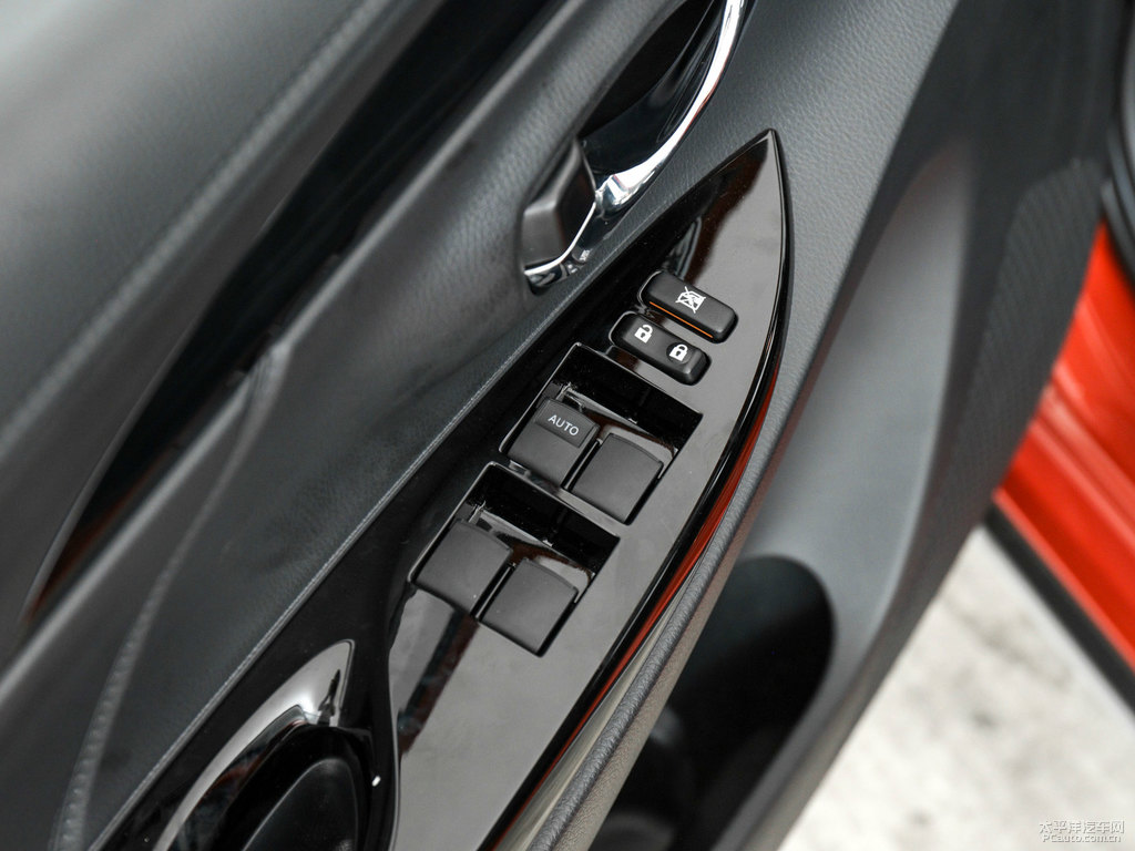 閃電橙YARiS L 致炫X車廂內(nèi)飾圖片