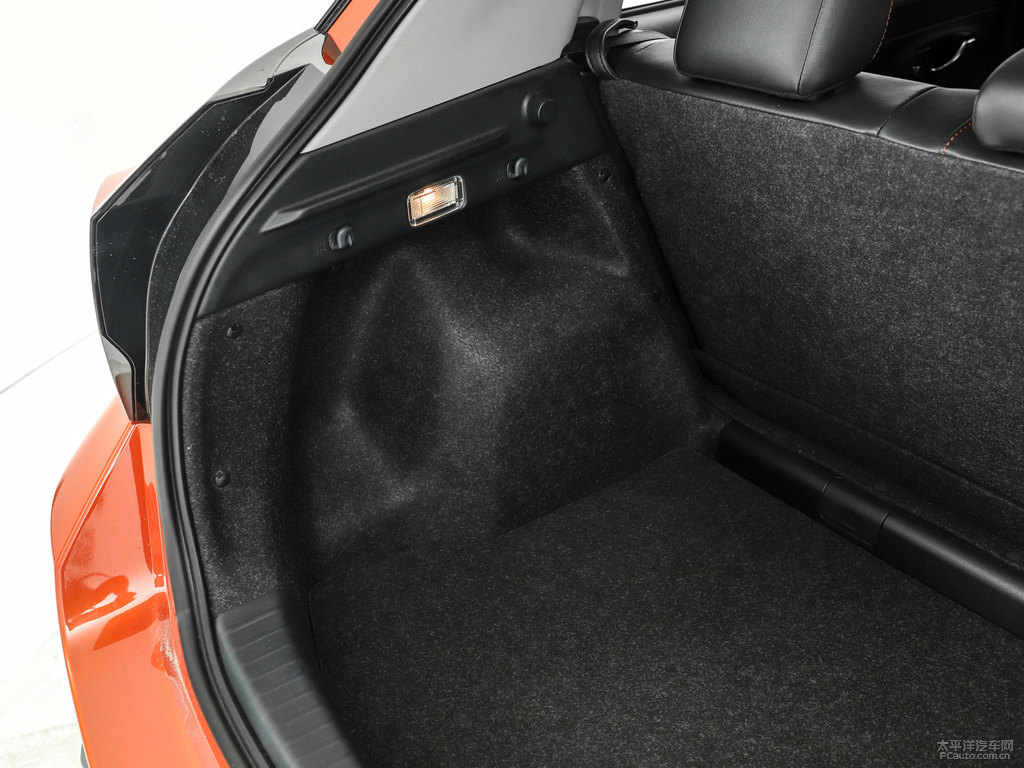 閃電橙YARiS L 致炫X后備廂空間圖片