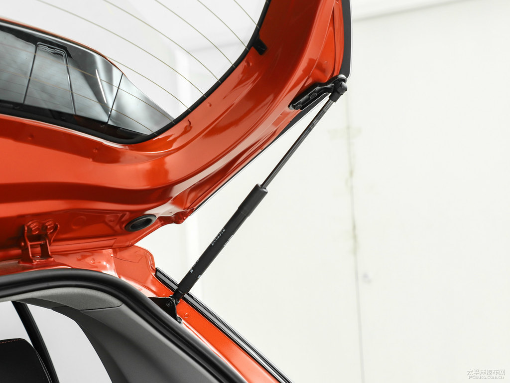 閃電橙YARiS L 致炫X后備廂空間圖片