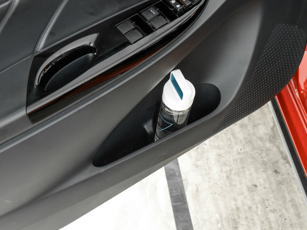 閃電橙YARiS L 致炫X儲(chǔ)物空間空間圖片
