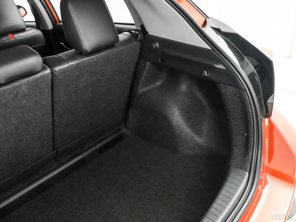 閃電橙YARiS L 致炫X后備廂空間圖片
