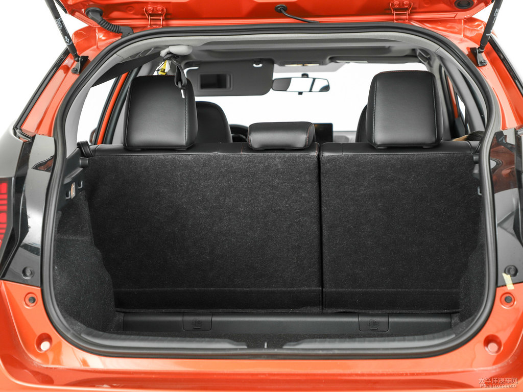 閃電橙YARiS L 致炫X后備廂空間圖片