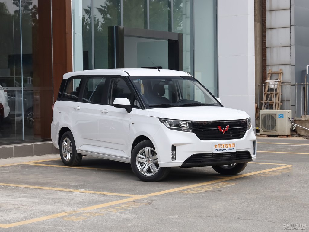 極地白五菱宏光PLUS整車外觀外觀圖片