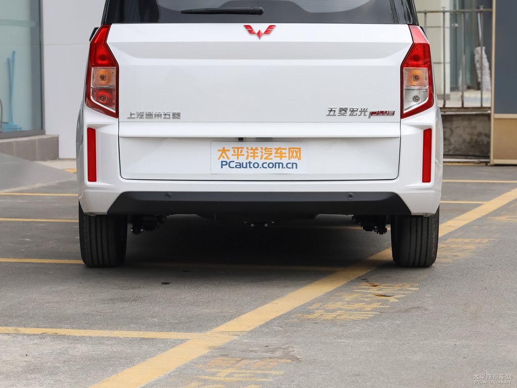 極地白五菱宏光PLUS車尾外觀圖片