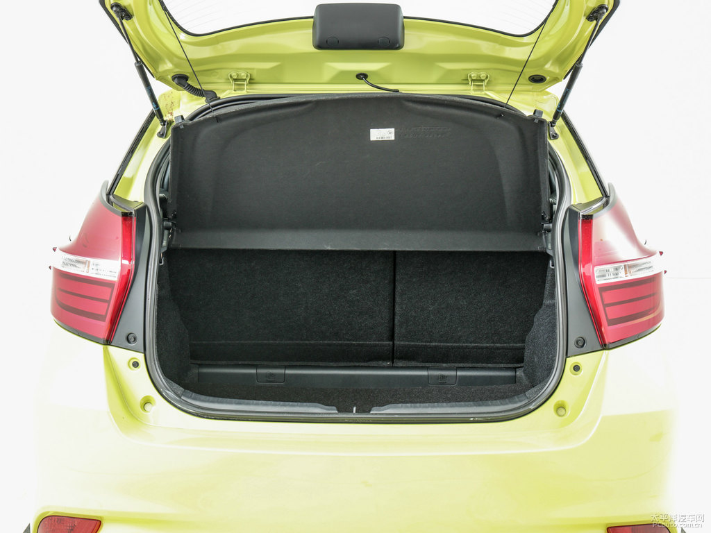 檸檬黃YARiS L 致炫后備廂空間圖片
