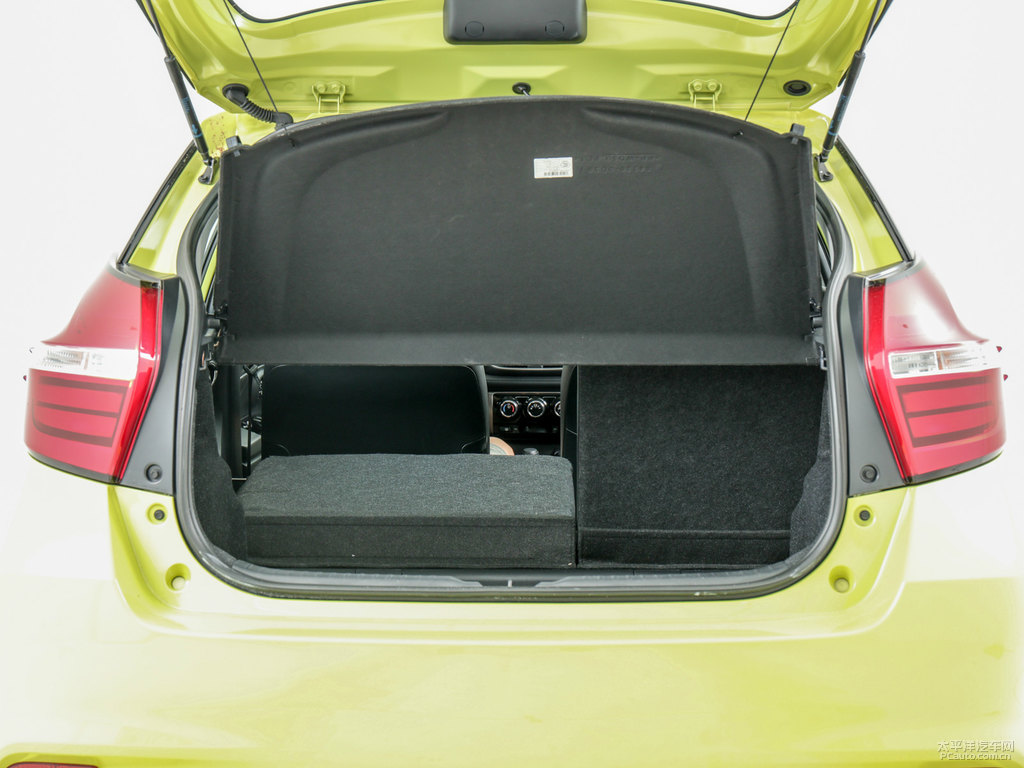檸檬黃YARiS L 致炫后備廂空間圖片