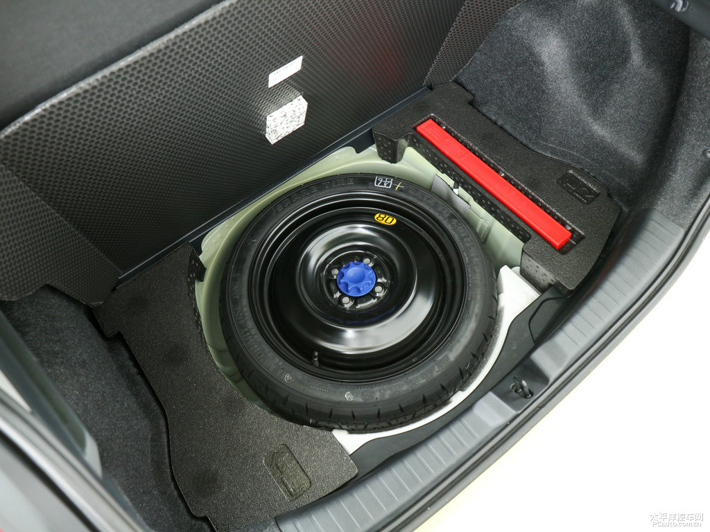 檸檬黃YARiS L 致炫后備廂空間圖片