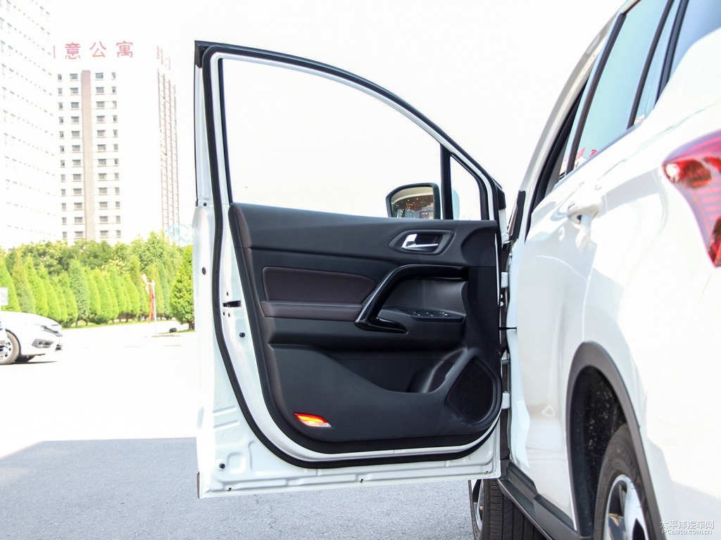 象牙白傳祺GS4車廂內(nèi)飾圖片