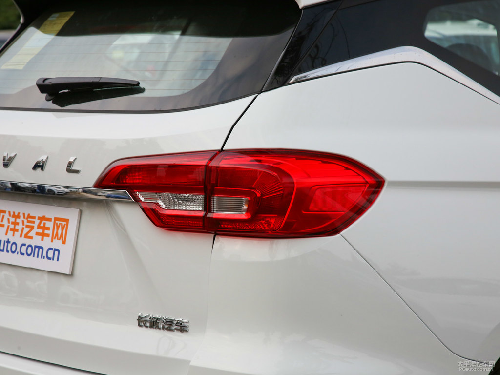 簡(jiǎn)約白哈弗M6車尾外觀圖片