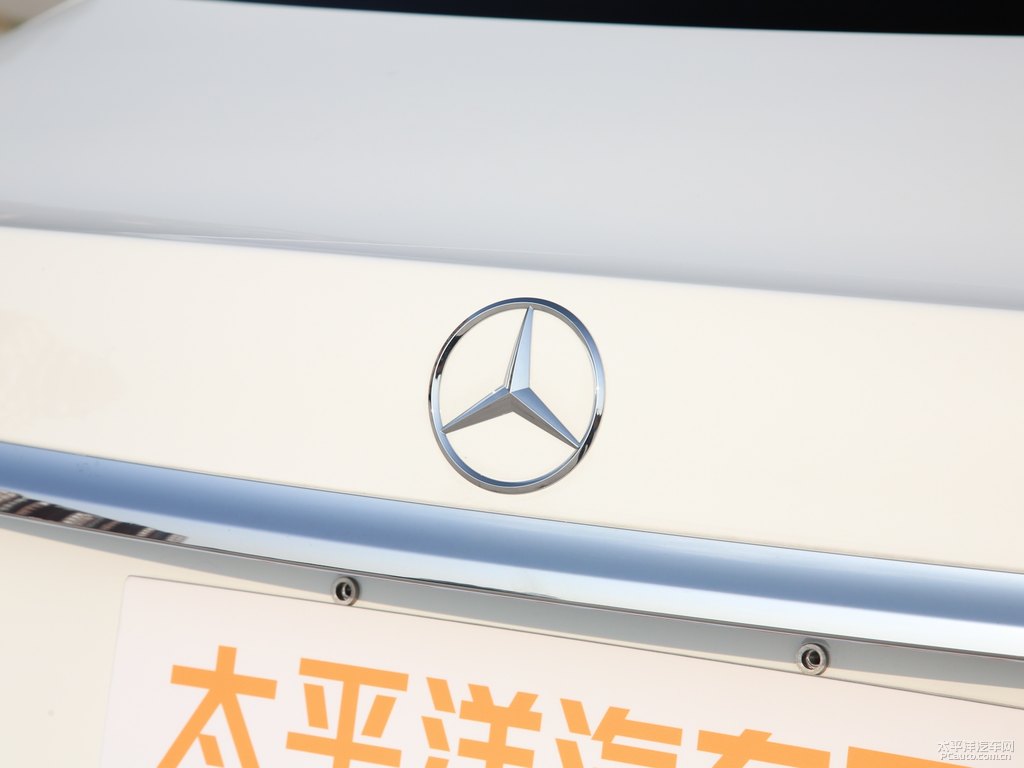 北極白奔馳E級(jí)車尾外觀圖片