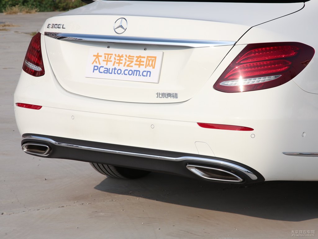 北極白奔馳E級車尾外觀圖片