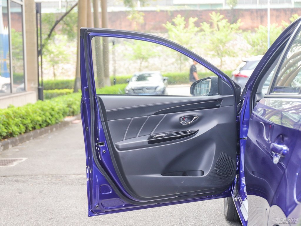 海鉆藍(lán)YARiS L 致享車廂內(nèi)飾圖片