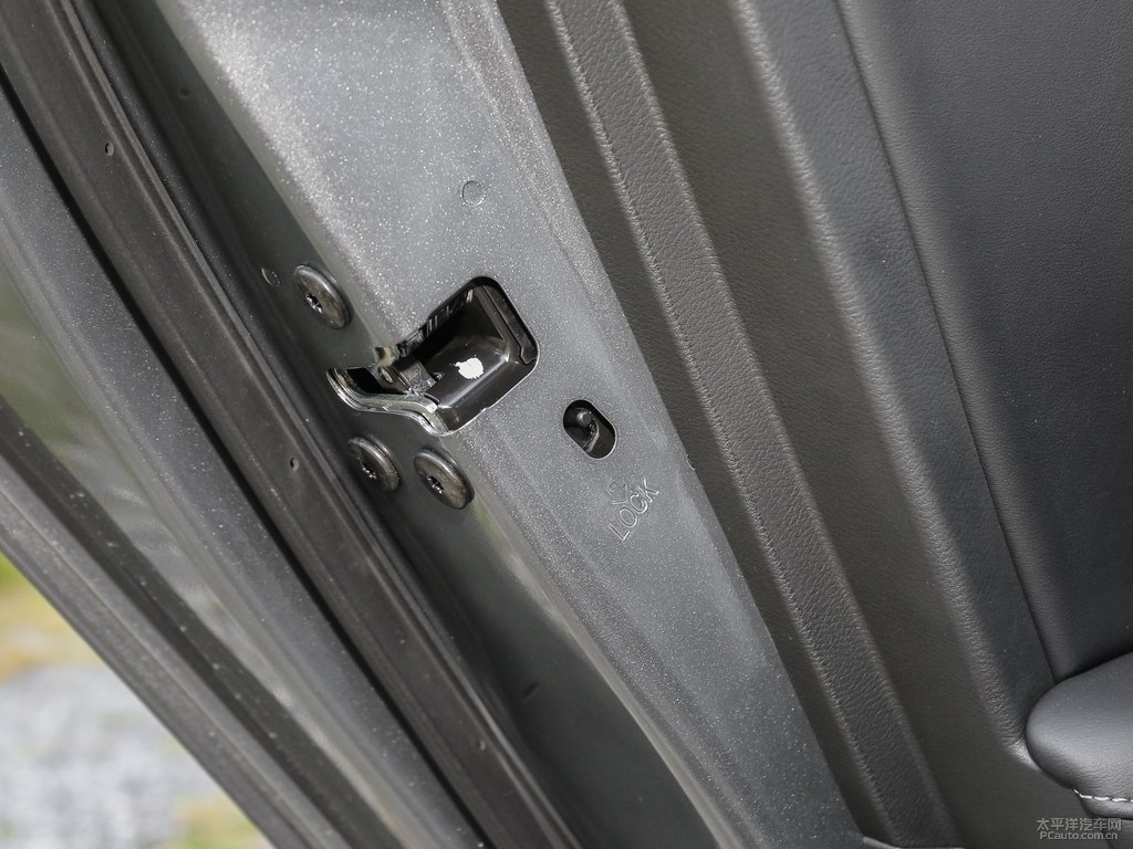 鎢鋼灰軒逸車廂內(nèi)飾圖片