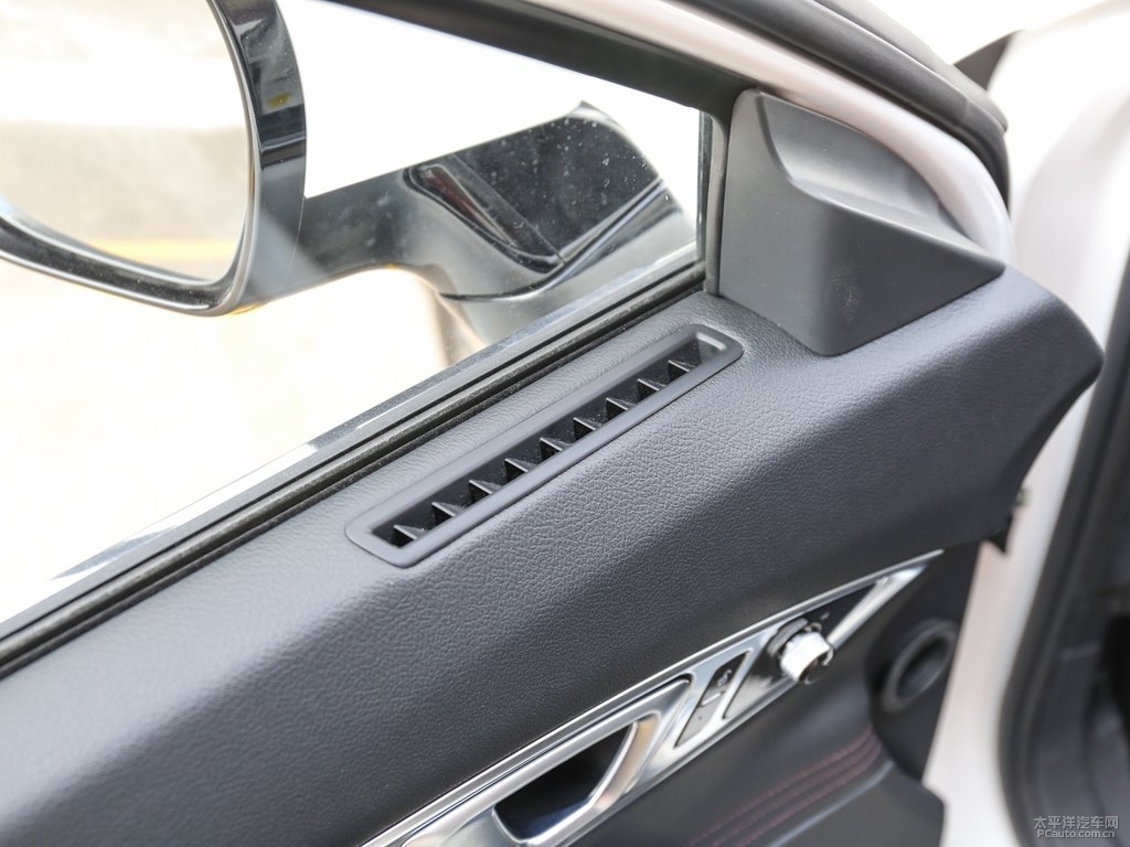 珍珠白奔騰T99車廂內(nèi)飾圖片