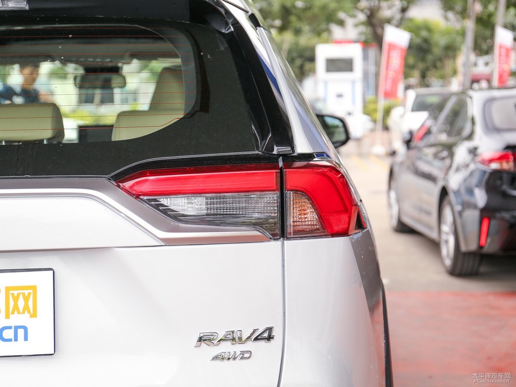 鈦晶灰RAV4榮放車尾外觀圖片