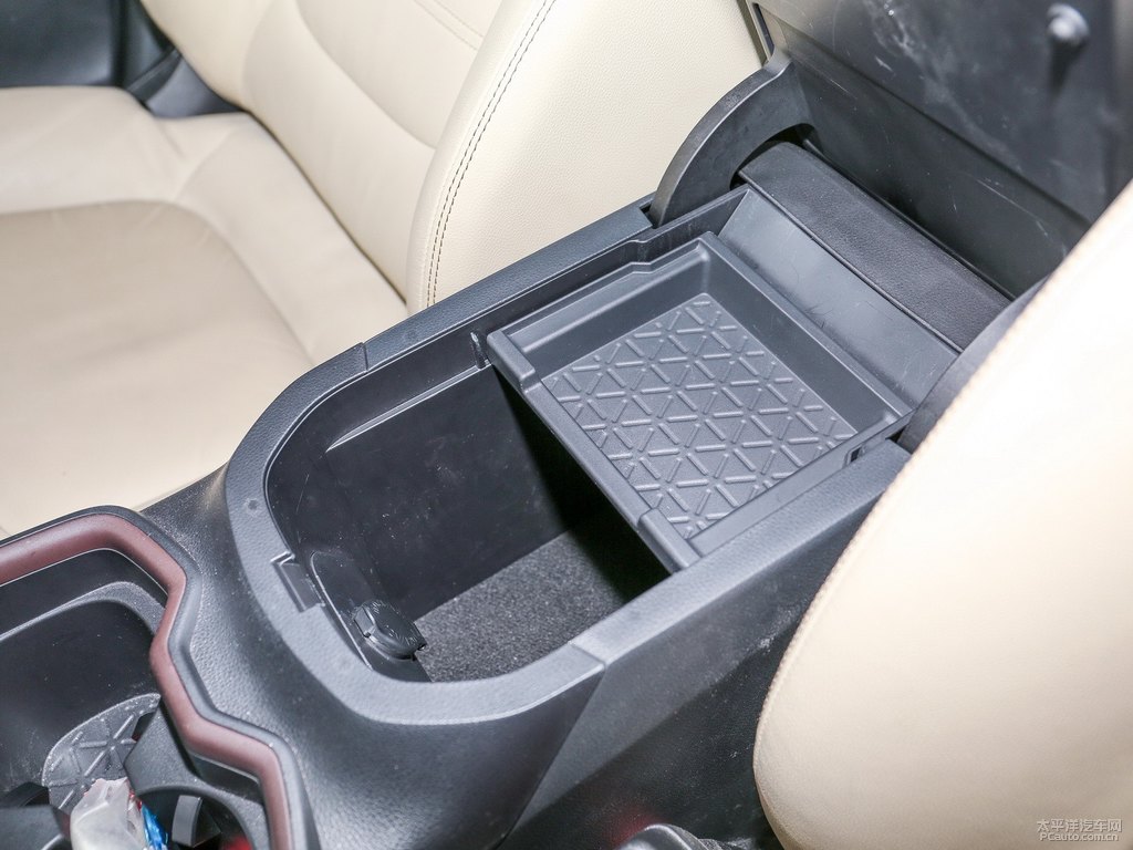 鈦晶灰RAV4榮放儲物空間空間圖片