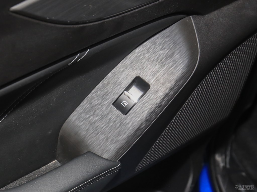 施華洛藍(lán)炮車廂內(nèi)飾圖片
