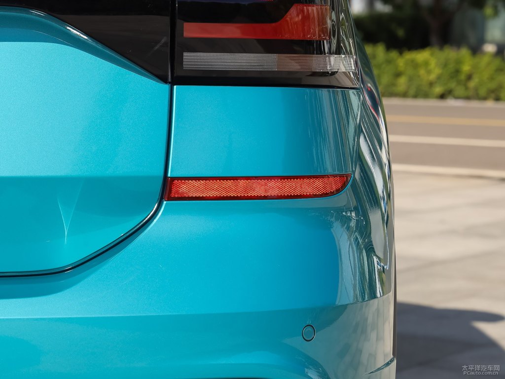 松石綠探影車尾外觀圖片