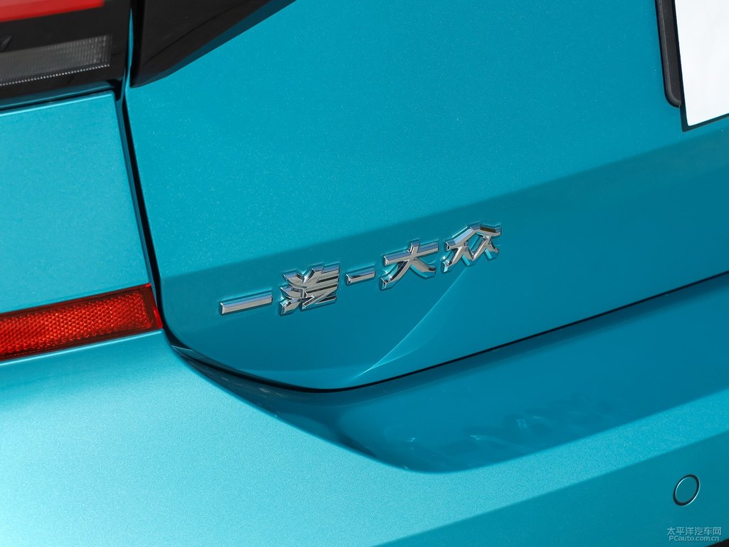 松石綠探影車尾外觀圖片