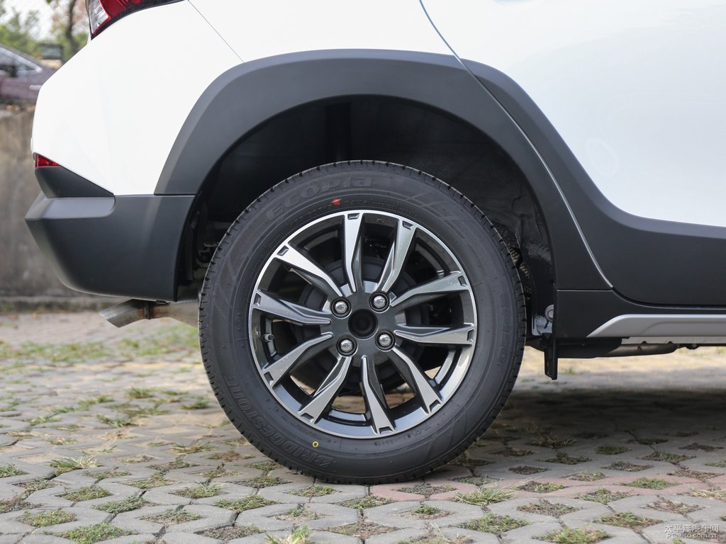 天際白YARiS L 致炫X車身外觀圖片