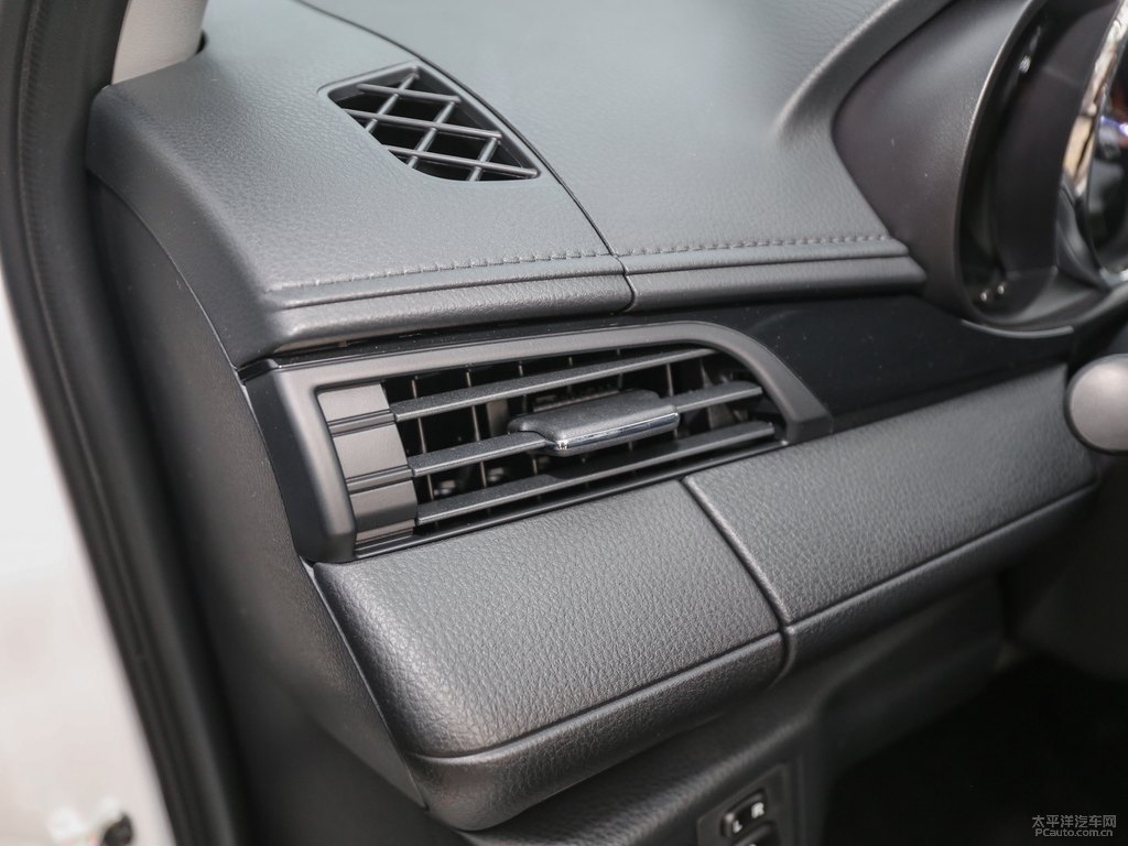 天際白YARiS L 致炫X中控內(nèi)飾圖片