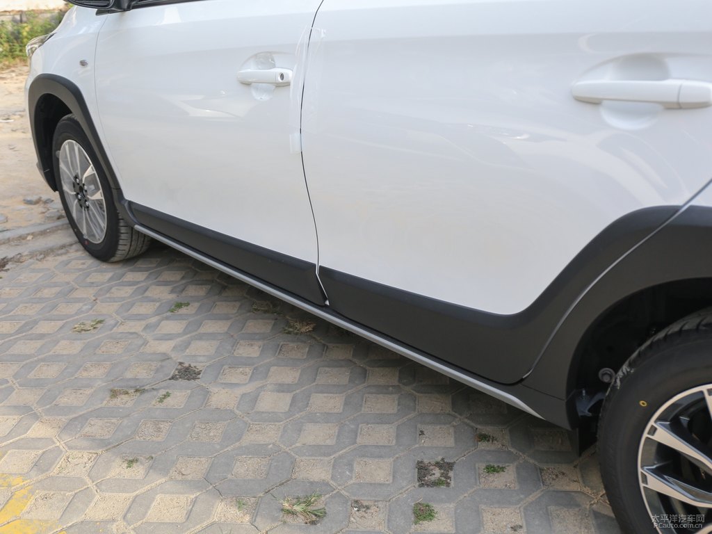 天際白YARiS L 致炫X車身外觀圖片