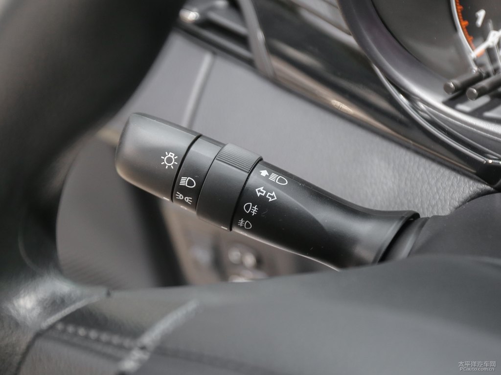 天際白YARiS L 致炫X中控內(nèi)飾圖片