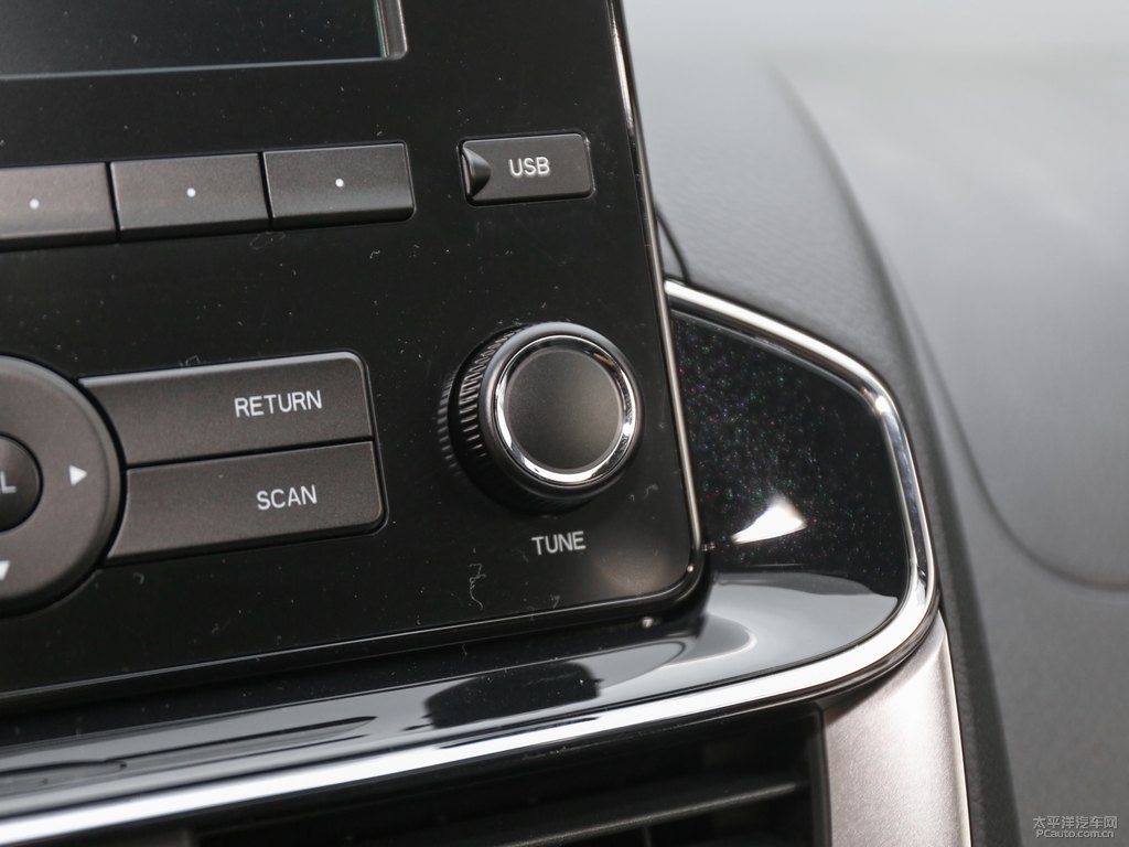 天際白YARiS L 致炫X中控內(nèi)飾圖片