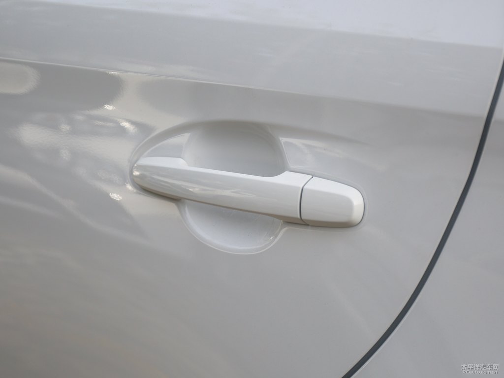 天際白YARiS L 致炫X車身外觀圖片