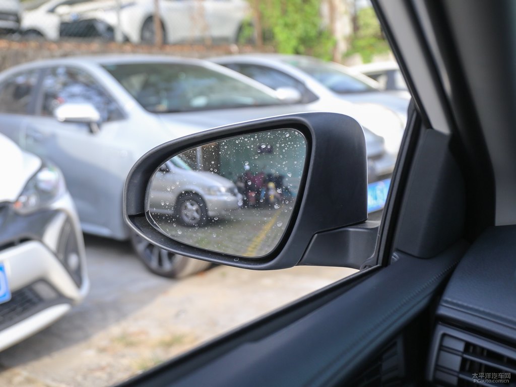 天際白YARiS L 致炫X車身外觀圖片