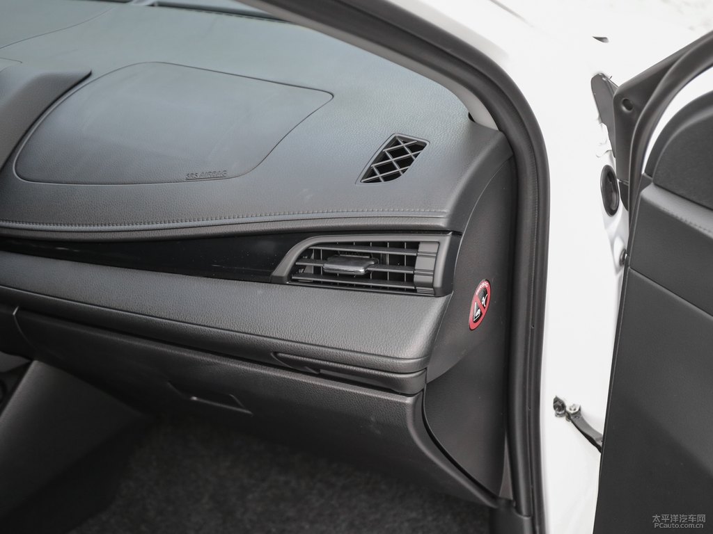 天際白YARiS L 致炫X中控內(nèi)飾圖片