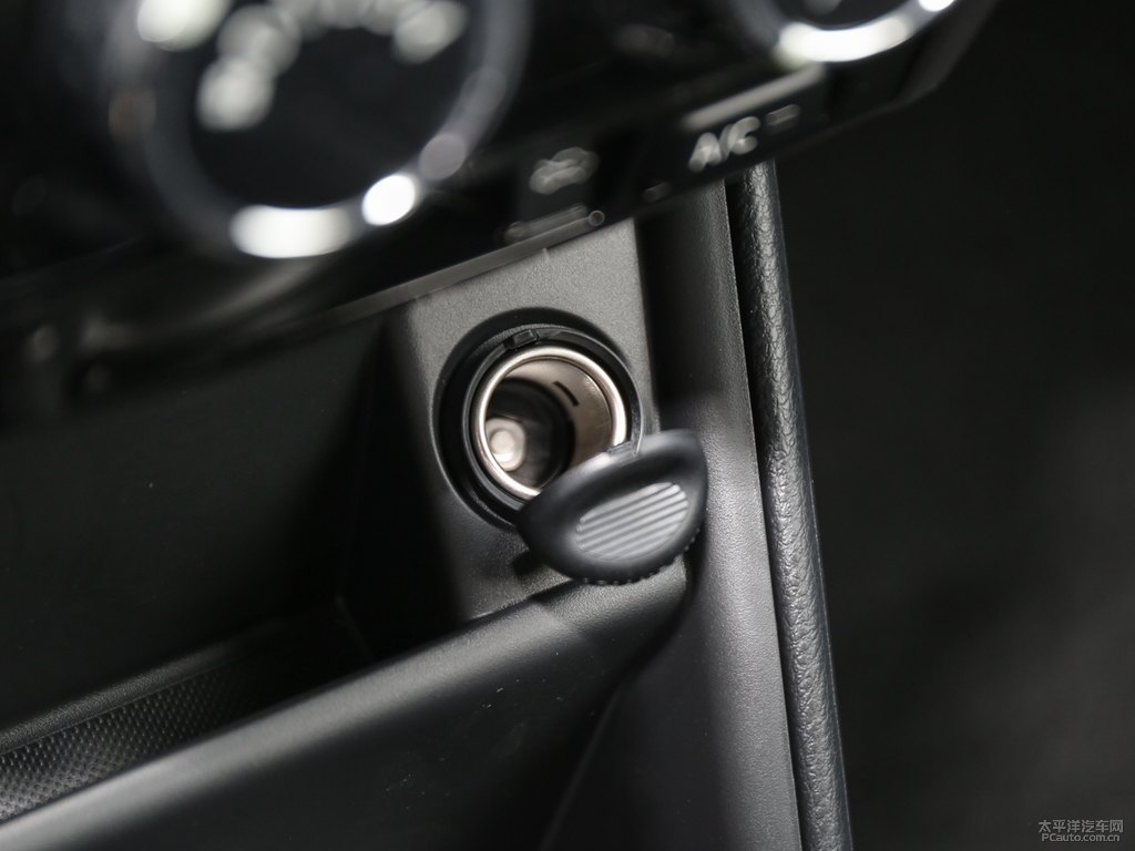 天際白YARiS L 致炫X中控內(nèi)飾圖片