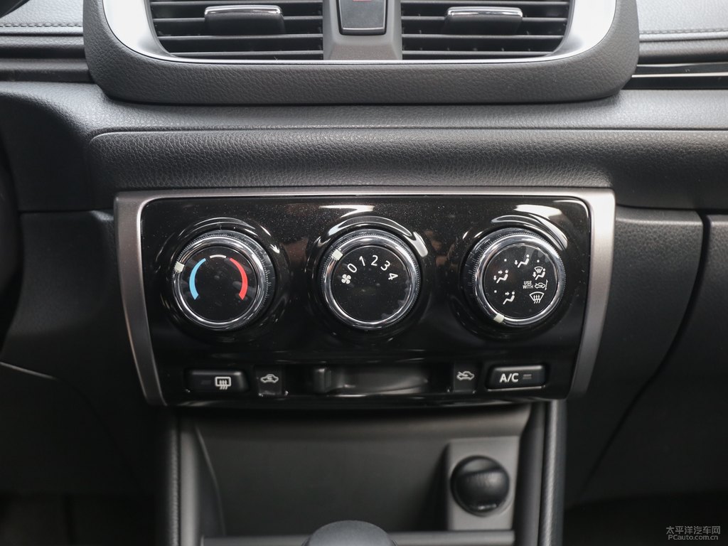 天際白YARiS L 致炫X中控內(nèi)飾圖片