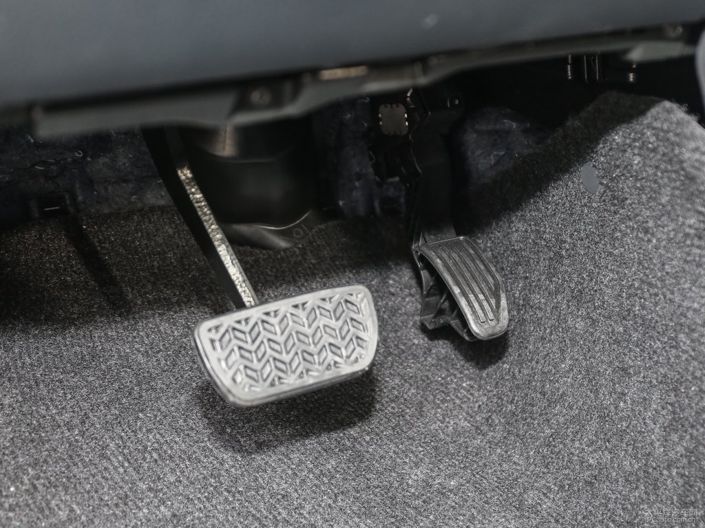 天際白YARiS L 致炫X中控內(nèi)飾圖片