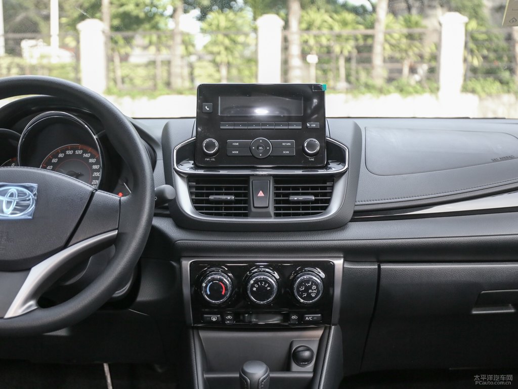 天際白YARiS L 致炫X中控內(nèi)飾圖片