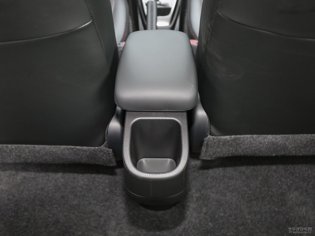 天際白YARiS L 致炫X座椅內(nèi)飾圖片