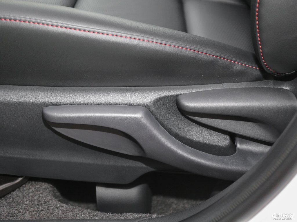 天際白YARiS L 致炫X座椅內飾圖片