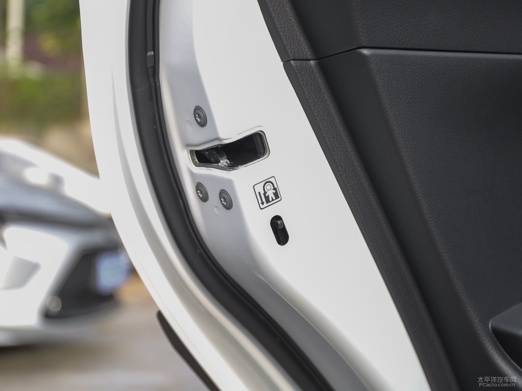 天際白YARiS L 致炫X車廂內(nèi)飾圖片