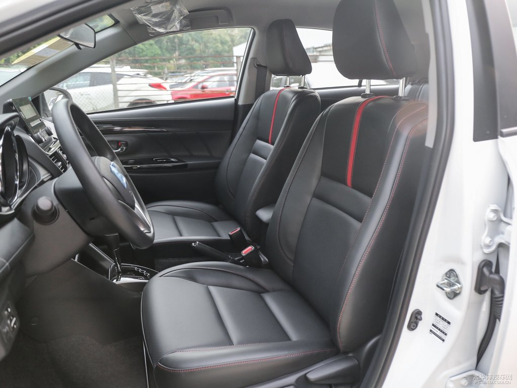 天際白YARiS L 致炫X座椅內(nèi)飾圖片