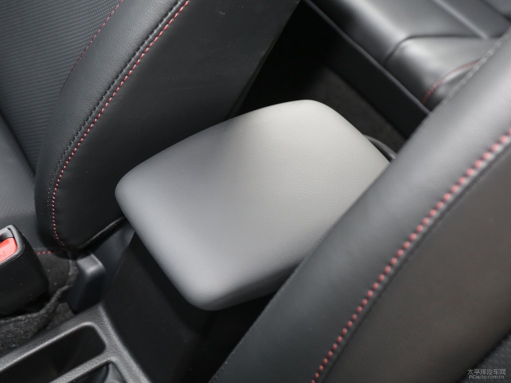 天際白YARiS L 致炫X座椅內飾圖片